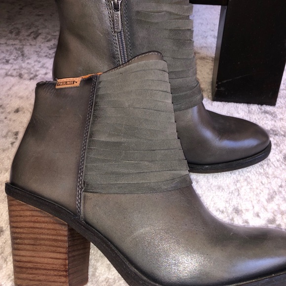 Boots - Picture 2 of 5